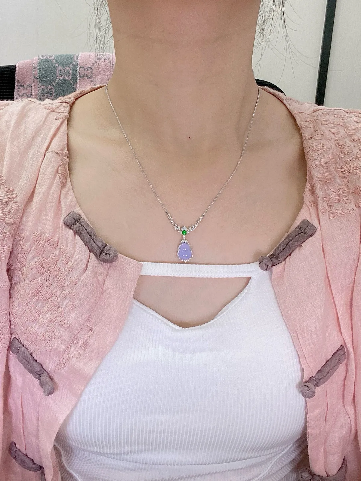 【冰种紫葫芦吊坠】质地细腻，冰透纯净，唯美漂亮，珍藏品质，18K金钻镶嵌，裸石尺寸11*9.4*3.7毫米，佩戴很漂亮。