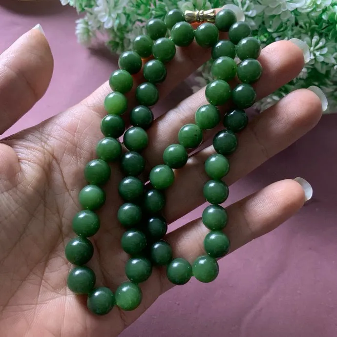 套装，58.5圈口和田玉碧玉菠菜绿手镯加菠菜绿项链套装，【挽间柔情】，镯型古朴典雅。在诗情画意的雨巷相遇，你是我腕间的一抹风情，有你眸有深情.清风荡漾湖间静水，我愿俯身低眉，在烟波涟漪处寻你。规格58.5项链规格10