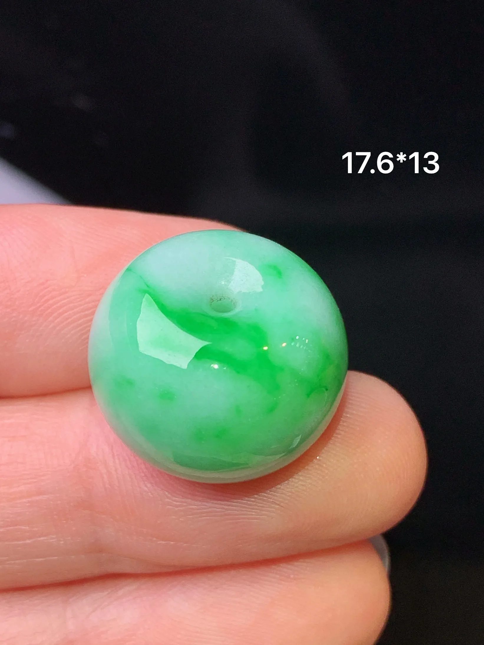 翠绿路路通吊坠 玉质细腻 水润亮眼 色泽艳丽 整体尺寸17.6*13