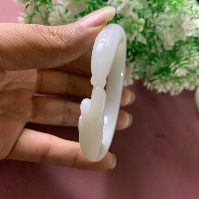 55.5圈口和田玉羊脂白雕花手镯，无裂无杂无结构无水线，精品白玉手镯，【挽间柔情】，镯型古朴典雅。在