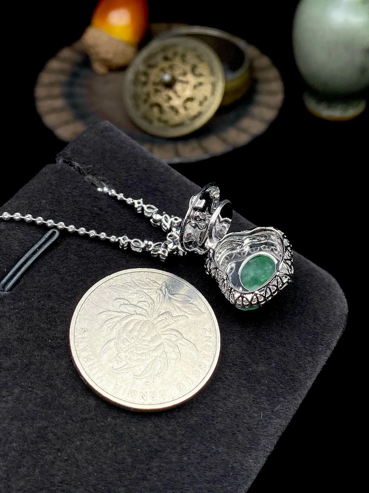 【冰种飘绿佛公吊坠】种水上乘，晶莹剔透，纯净通透，莹光感很强，18k金钻镶嵌，裸石尺寸11.7*14.8*3.5毫米