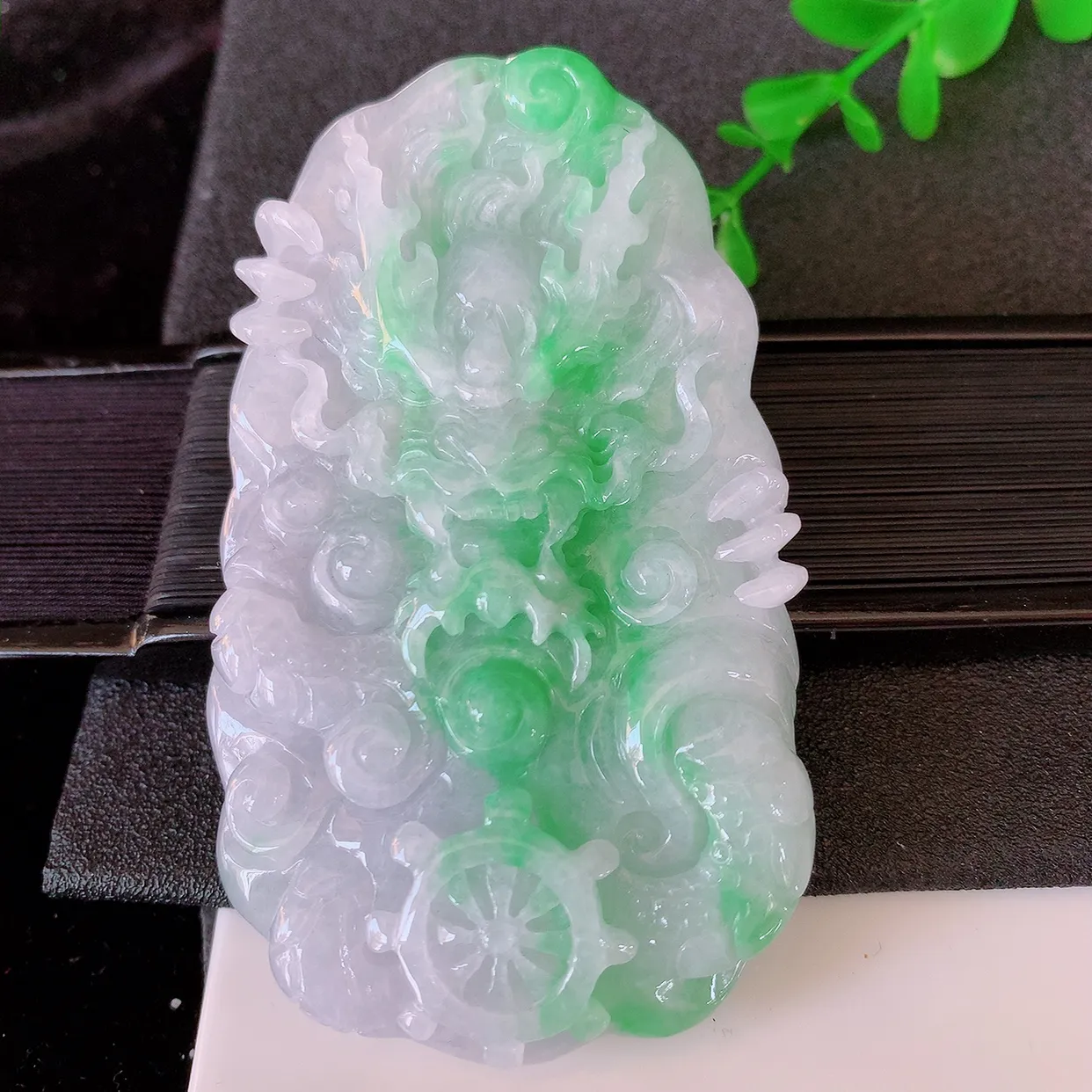 自然光实拍，精雕飘绿翡翠龙牌吊坠，龙行天下，雕工立体精湛，翡翠龙牌，种老水足，配戴霸气时尚，值得收藏