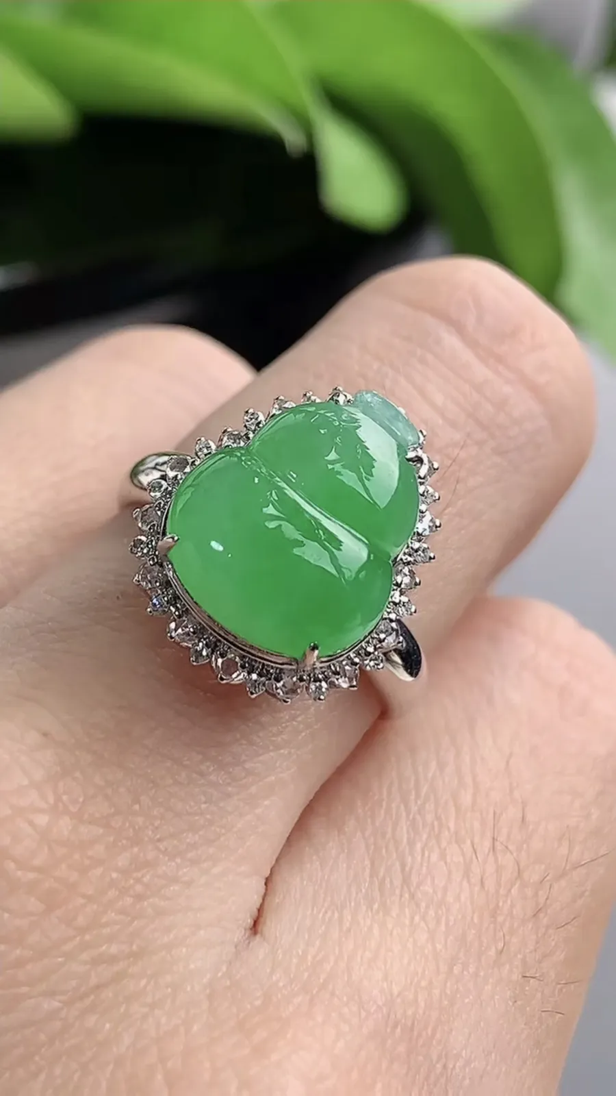 a货翡翠老坑冰种18K金伴钻镶嵌甜绿葫芦戒指 圈口17.4裸石尺寸12.3×10.7mm 重量3.28g 1208