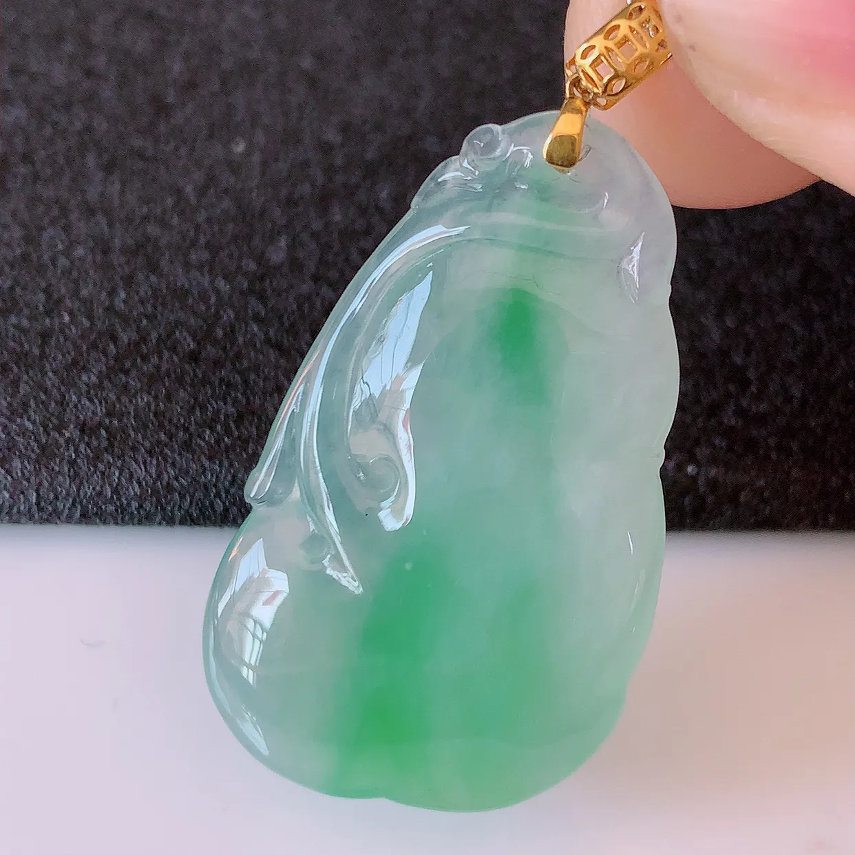 自然光实拍，18k金镶嵌冰种飘绿翡翠如意吊坠，寓意顺心如意，事事如意，吉祥如意，细腻饱满，色泽鲜艳，称心如意佩戴优雅时尚！#41.7整体38裸石32.5*19*4.5
