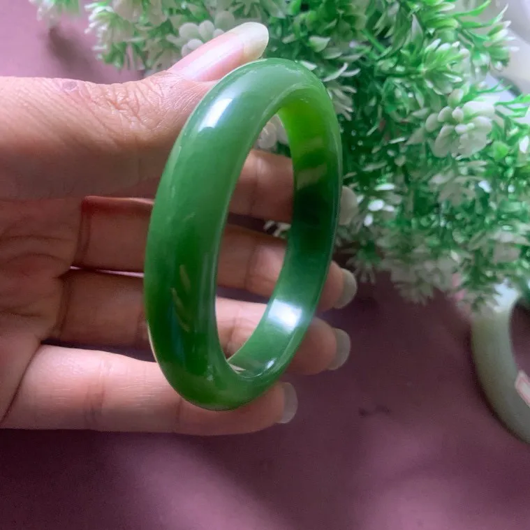 传家宝，54圈口和田玉碧玉苹果绿手镯【挽间柔情】，镯型古朴典雅。在诗情画意的雨巷相遇，你是我腕间的一抹风情，有你眸有深情.清风荡漾湖间静水，我愿俯身低眉，在烟波涟漪处寻你