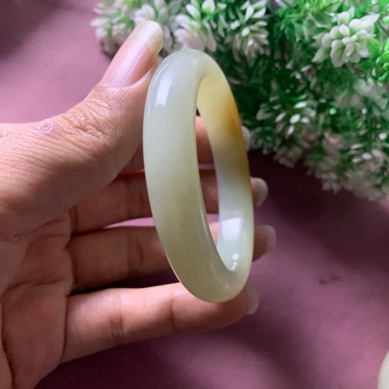 和田玉53圈口且末糖料手镯，圈口53宽12玉质细腻油润 底色纯净 脂粉好，品质高。