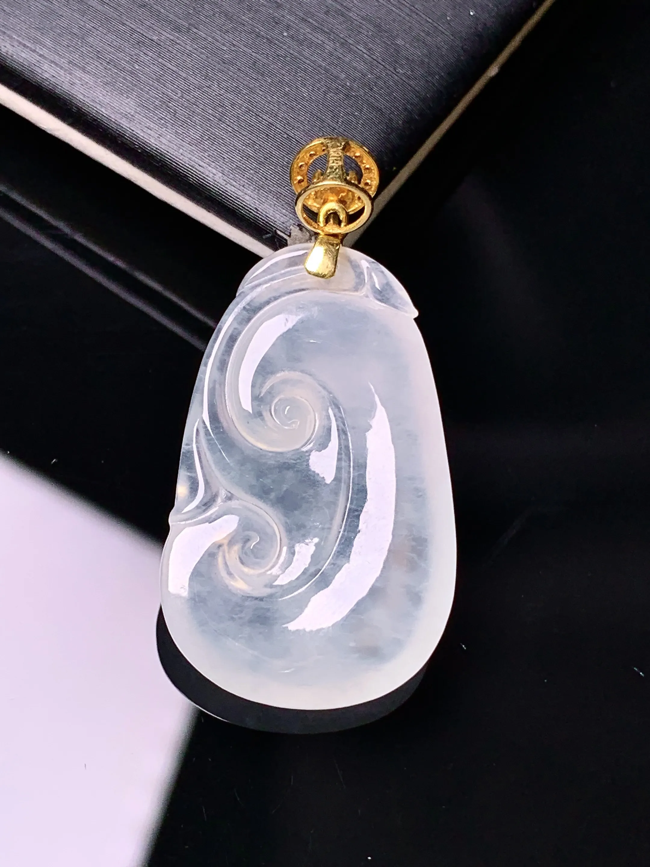 18k金镶嵌冰种如意吊坠 玉质细腻 水润亮眼 色泽艳丽 整体尺寸34.8*17.5*4.2