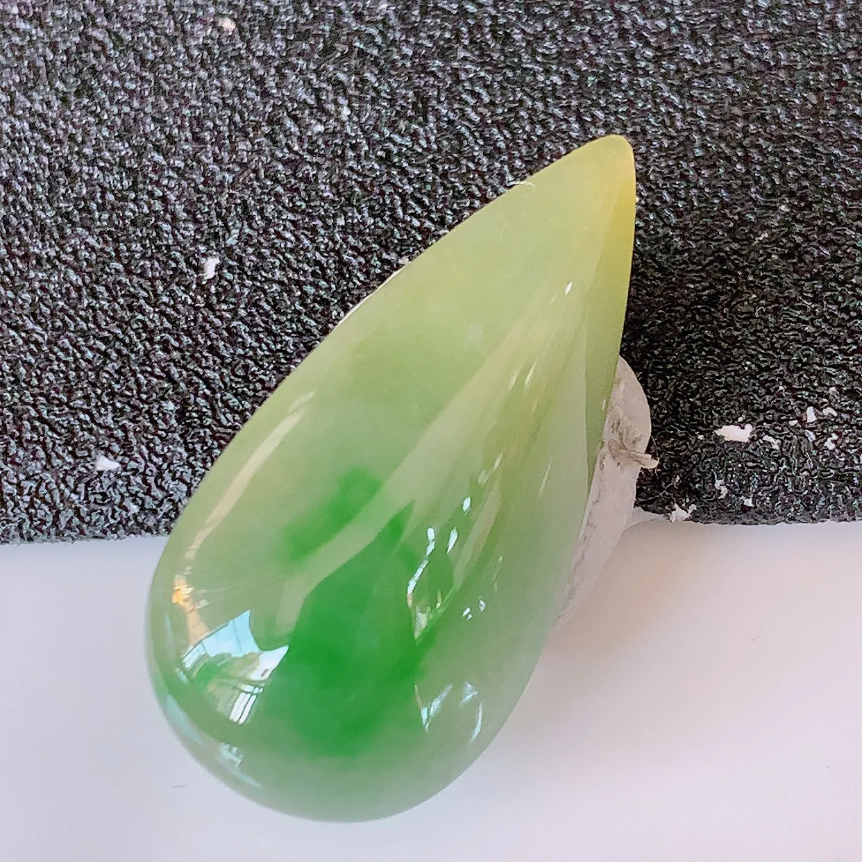 自然光实拍，水润黄加绿翡翠水滴蛋面，翠色灵动，玉质细腻，颜色漂亮，品相佳，佩戴佳品！#97.7尺寸26*13*6mm