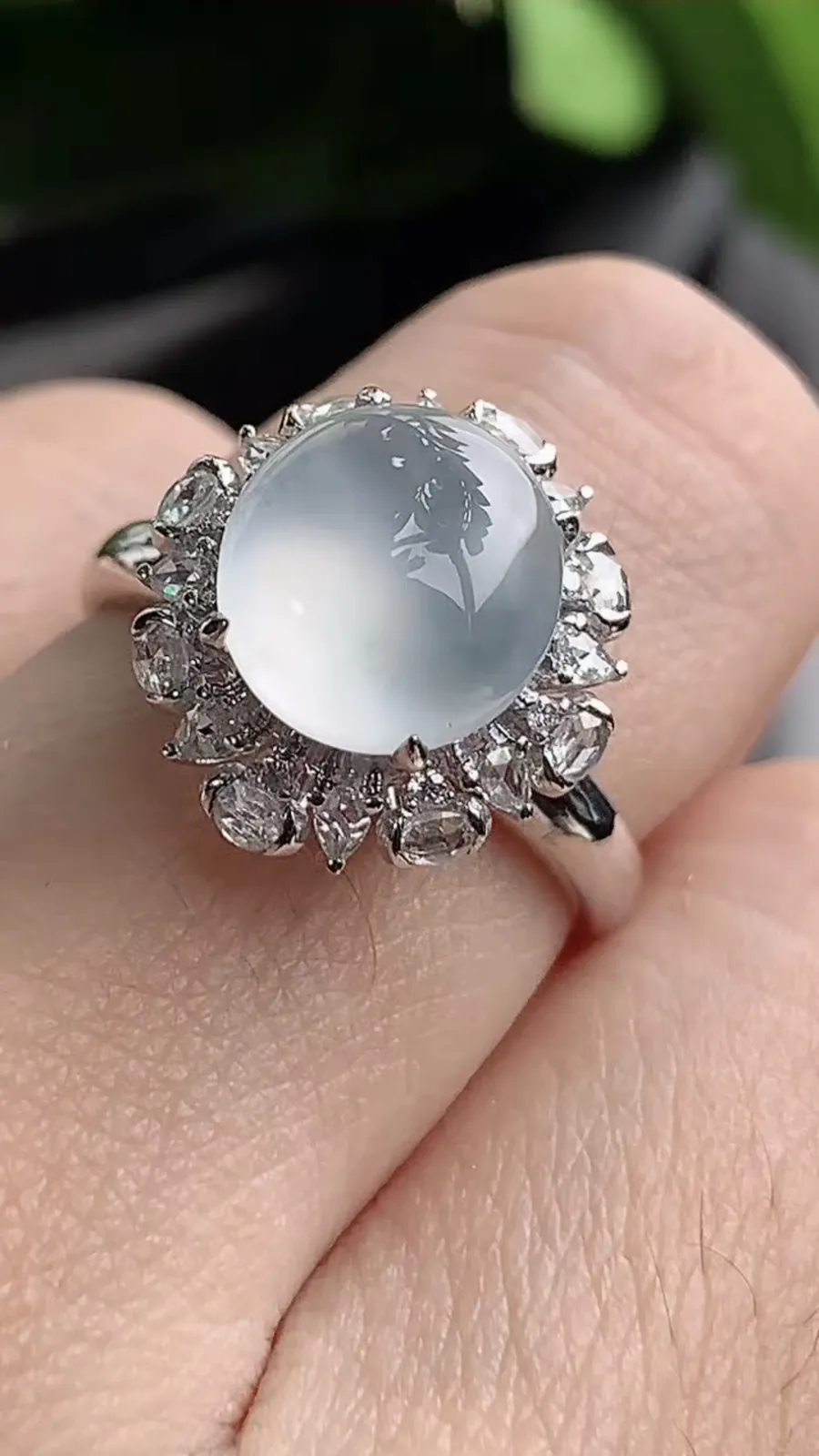 a货翡翠老坑冰种18K金伴钻镶嵌白月光蛋面戒指 圈口17.6裸石尺寸9.3×9mm 重量3.55g 1208