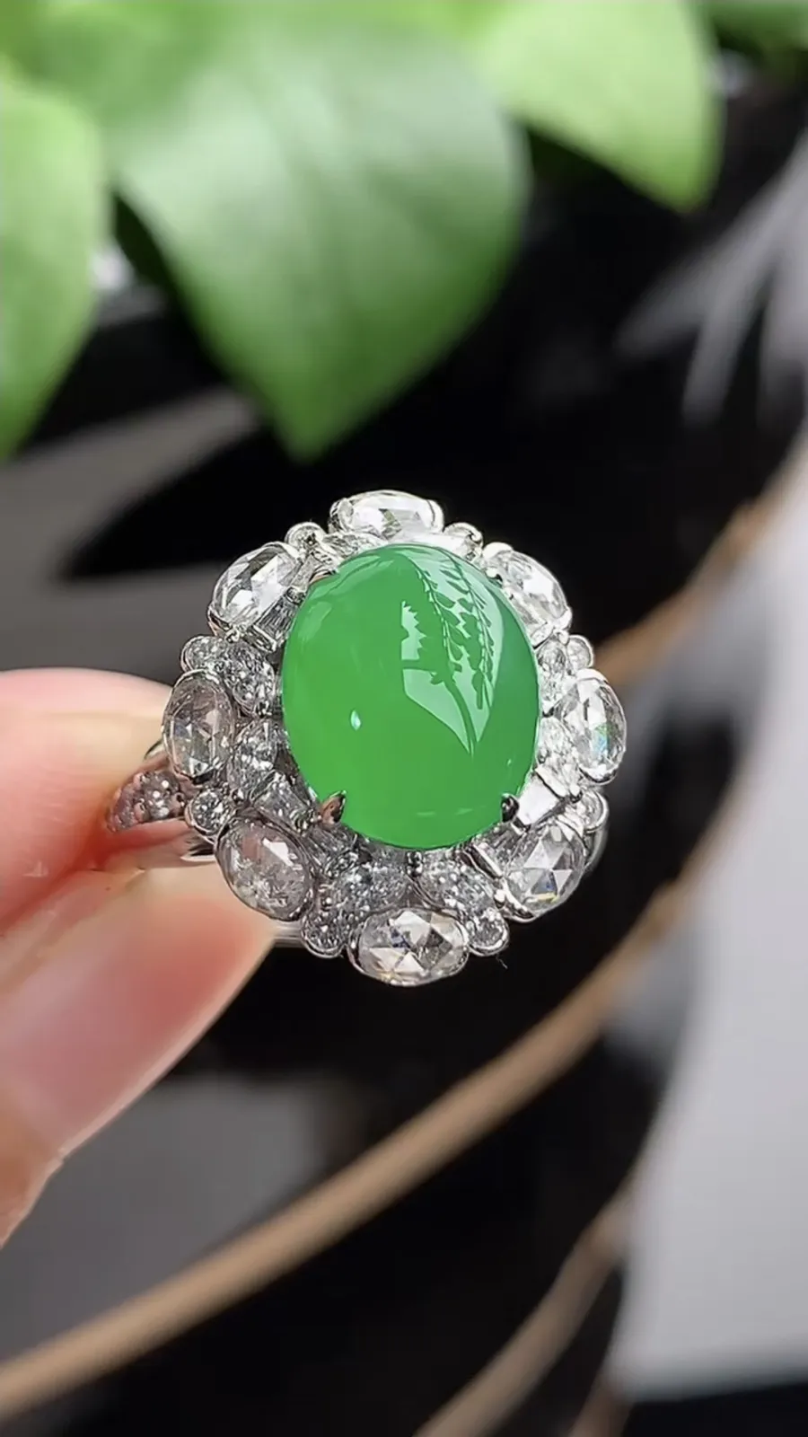 a货翡翠老坑冰种18K金伴钻镶嵌阳绿蛋面戒指 圈口17.6裸石尺寸10.7×8.6mm 重量6.14g 1209