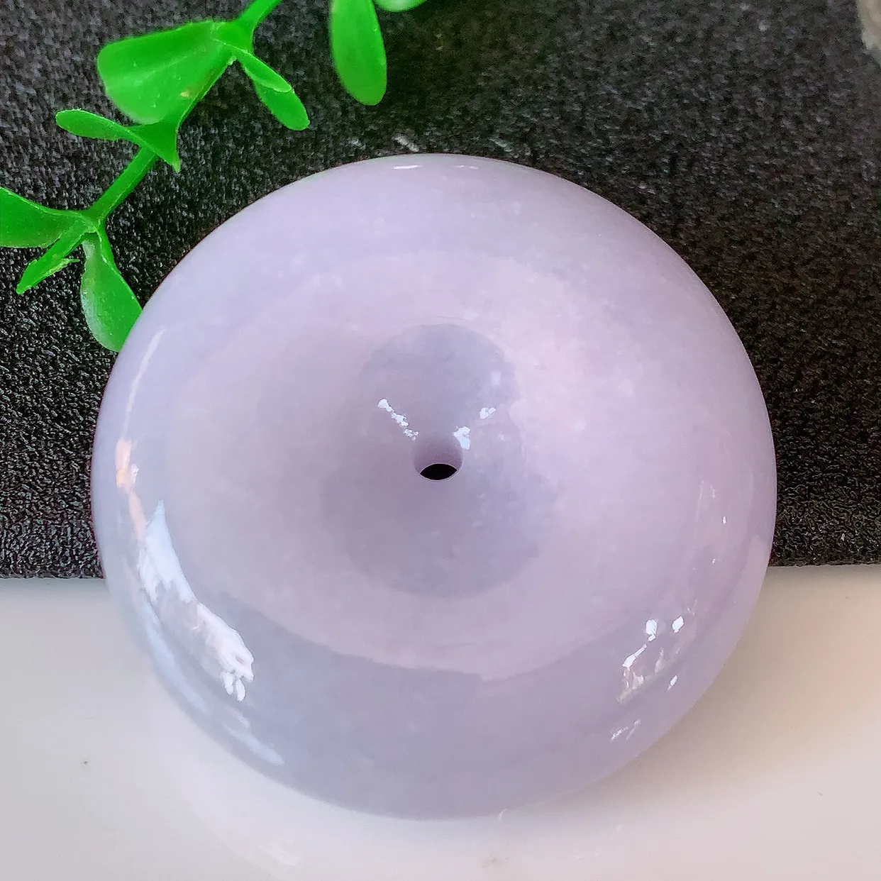 自然光实拍，大件冰润紫罗兰翡翠平安扣吊坠，形体饱满圆润，平安扣肥嘟嘟的，平平安安，种水很好，配戴精美！#05.7