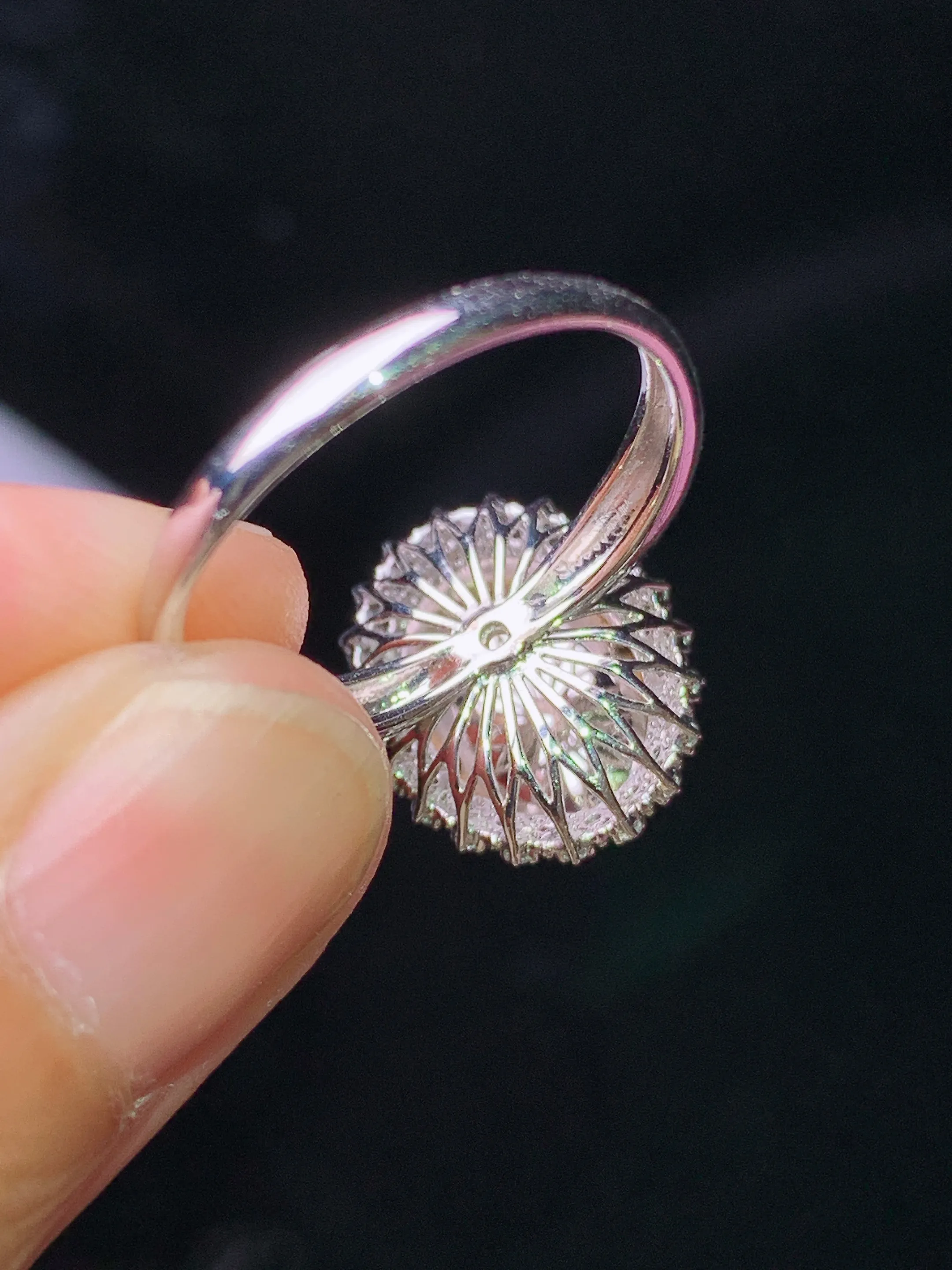 18k金钻镶嵌翠绿蛋面戒指 玉质细腻 水润亮眼 色泽艳丽 圈13.5 整体尺寸14.6*12*9.8