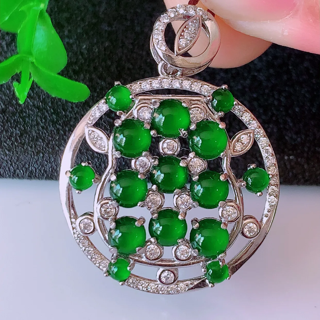 冰透满绿翡翠925银镶嵌吊坠，自然光实拍，翠色灵动，颜色漂亮，种老水足，品相佳，佩戴佳品！#97.7整体32.5-25-5裸石4*4