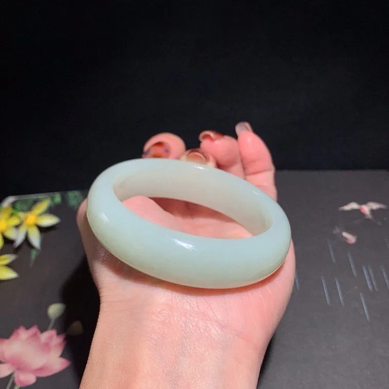 和田玉55圈口且末蓝手镯！玉质细腻油润 底色纯净 无裂无杂 脂粉好，品质高