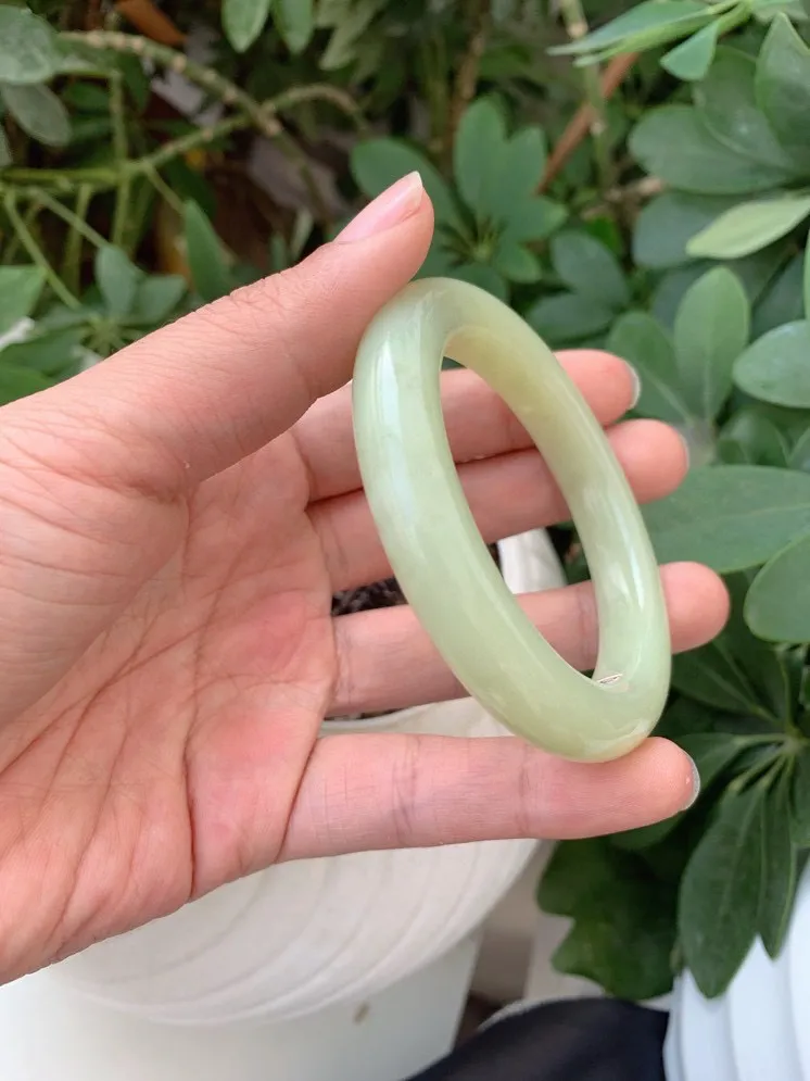 和田玉57圈口黄口料手镯，白度一级，玉质细腻油润 底色纯净  脂粉好，品质高