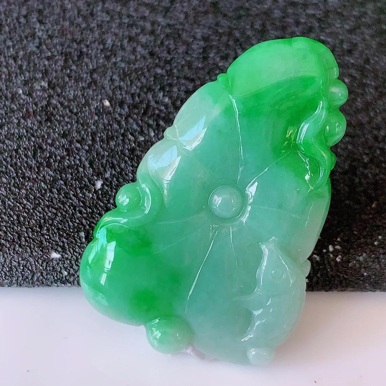 自然光实拍，冰润飘绿翡翠荷叶鱼、和和美美玉坠，财源广进，自然隐逸、荷本是素不着尘之物，有和美之寓意。#05.7