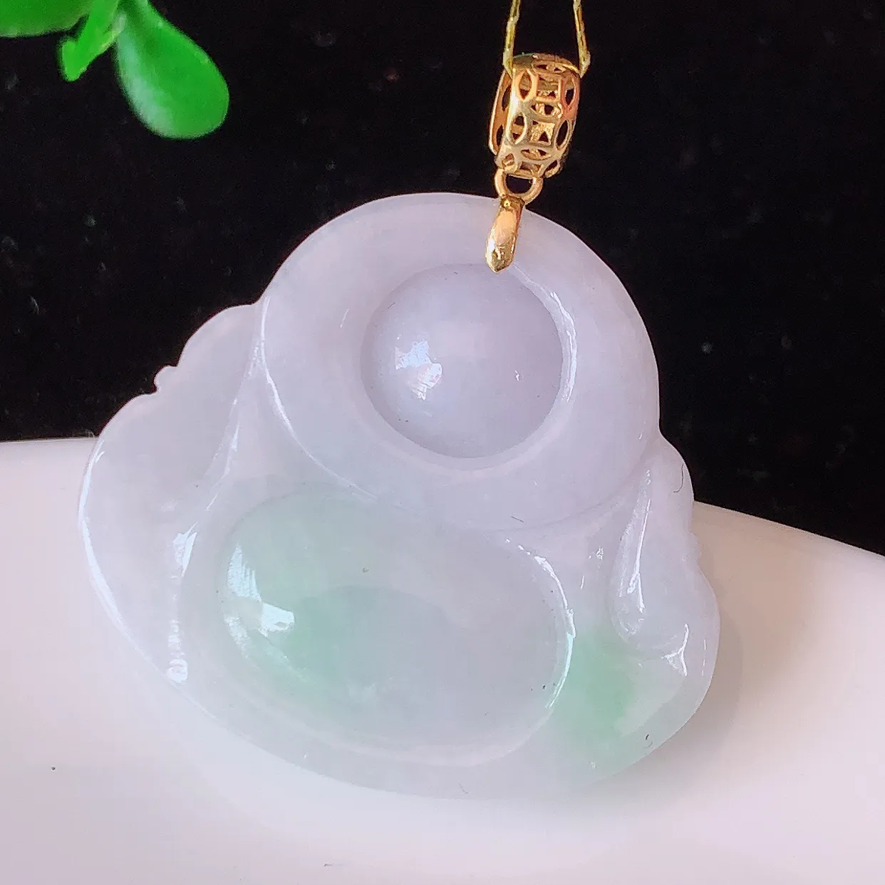 18k金镶嵌冰润飘阳绿翡翠佛公吊坠，款式新颖，佩戴效果时尚出众，尽显气质，水润精细，美感十足。#35.7