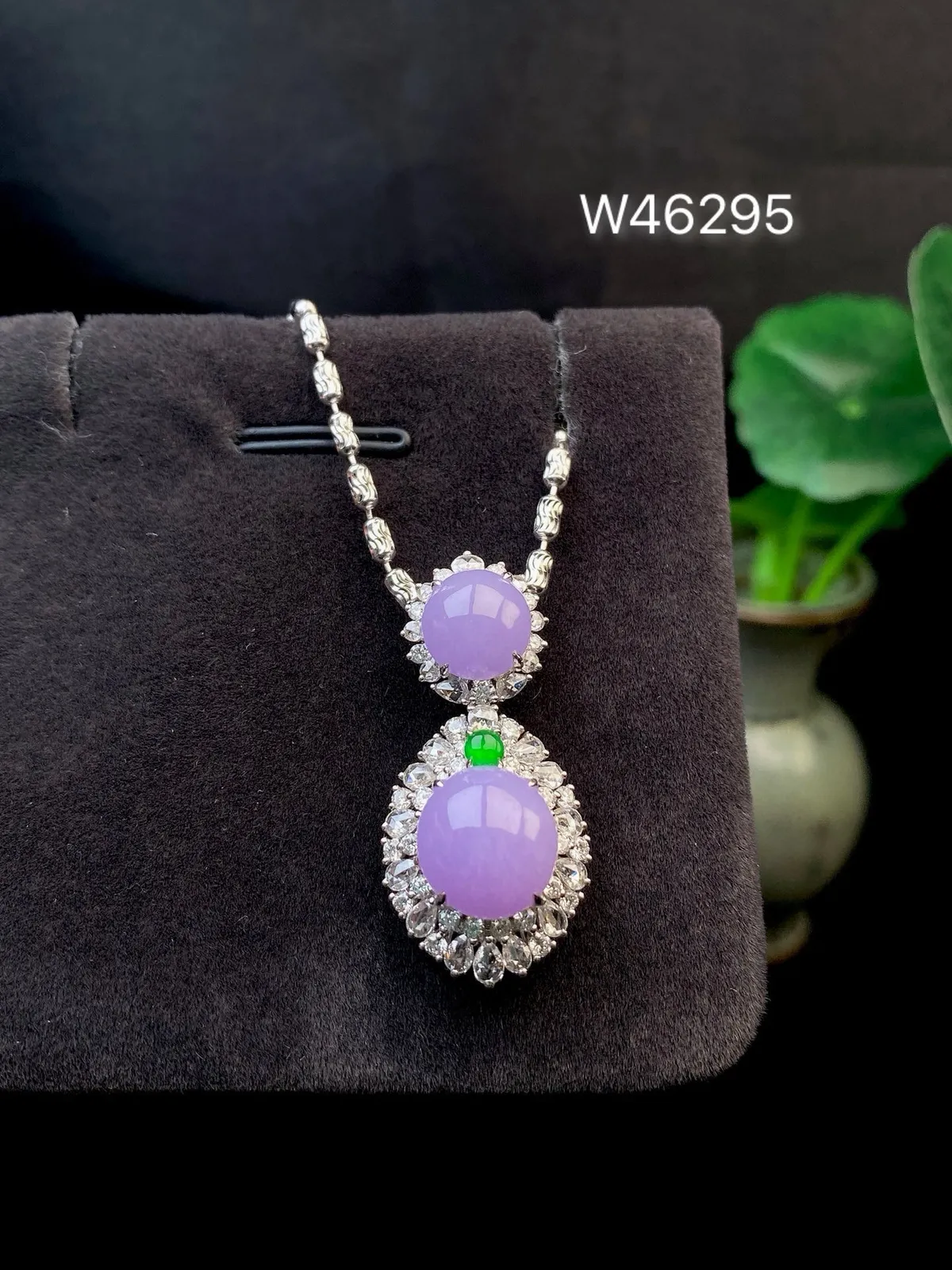 【冰种紫蛋面吊坠】质地细腻，饱满度很好，晶莹剔透，18k金钻镶嵌，裸石尺寸10.5*9.8*4.5毫