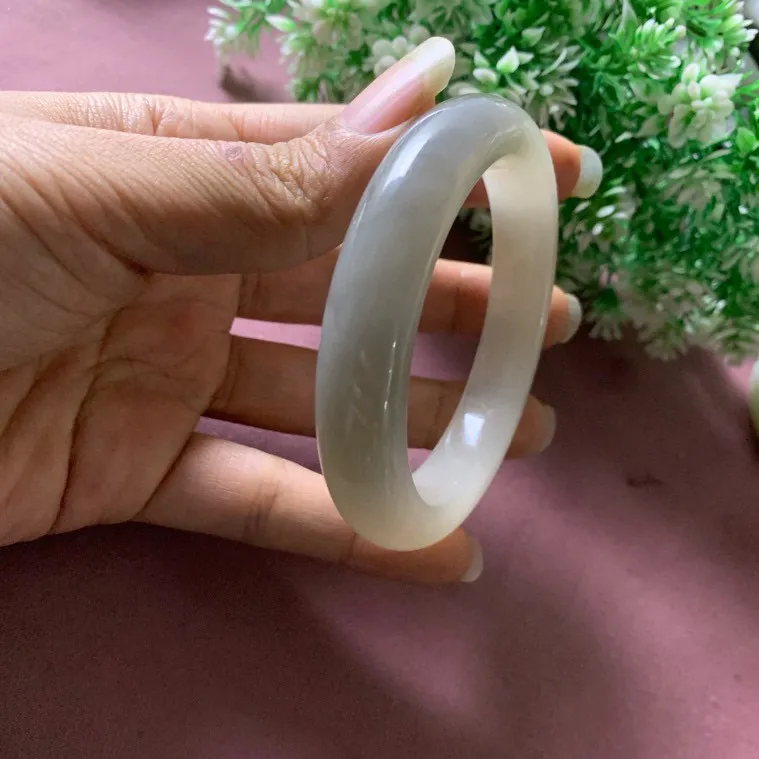 59.5圈口和田玉白加紫色手镯【挽间柔情】，镯型古朴典雅。在诗情画意的雨巷相遇，你是我腕间的一抹风情