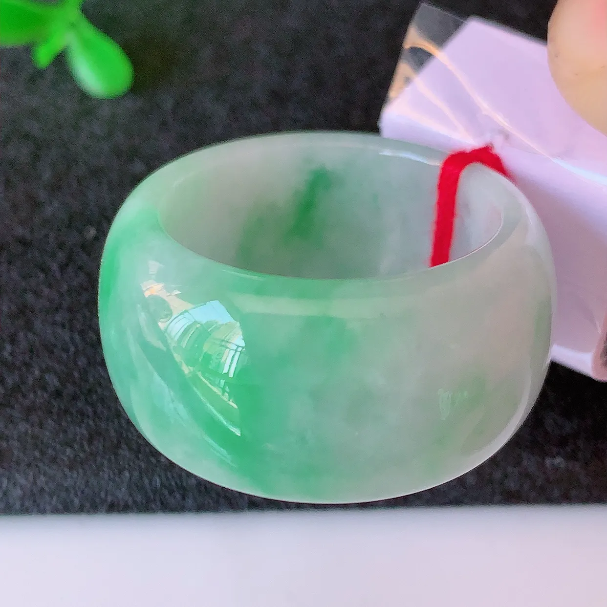 自然光实拍，20.2mm内径翡翠扳指，冰润指环，玉扳指，戒指，财源滚滚，玉质细腻起胶，23圈口，种水好！#39.7尺寸20.2-13.5*4.2