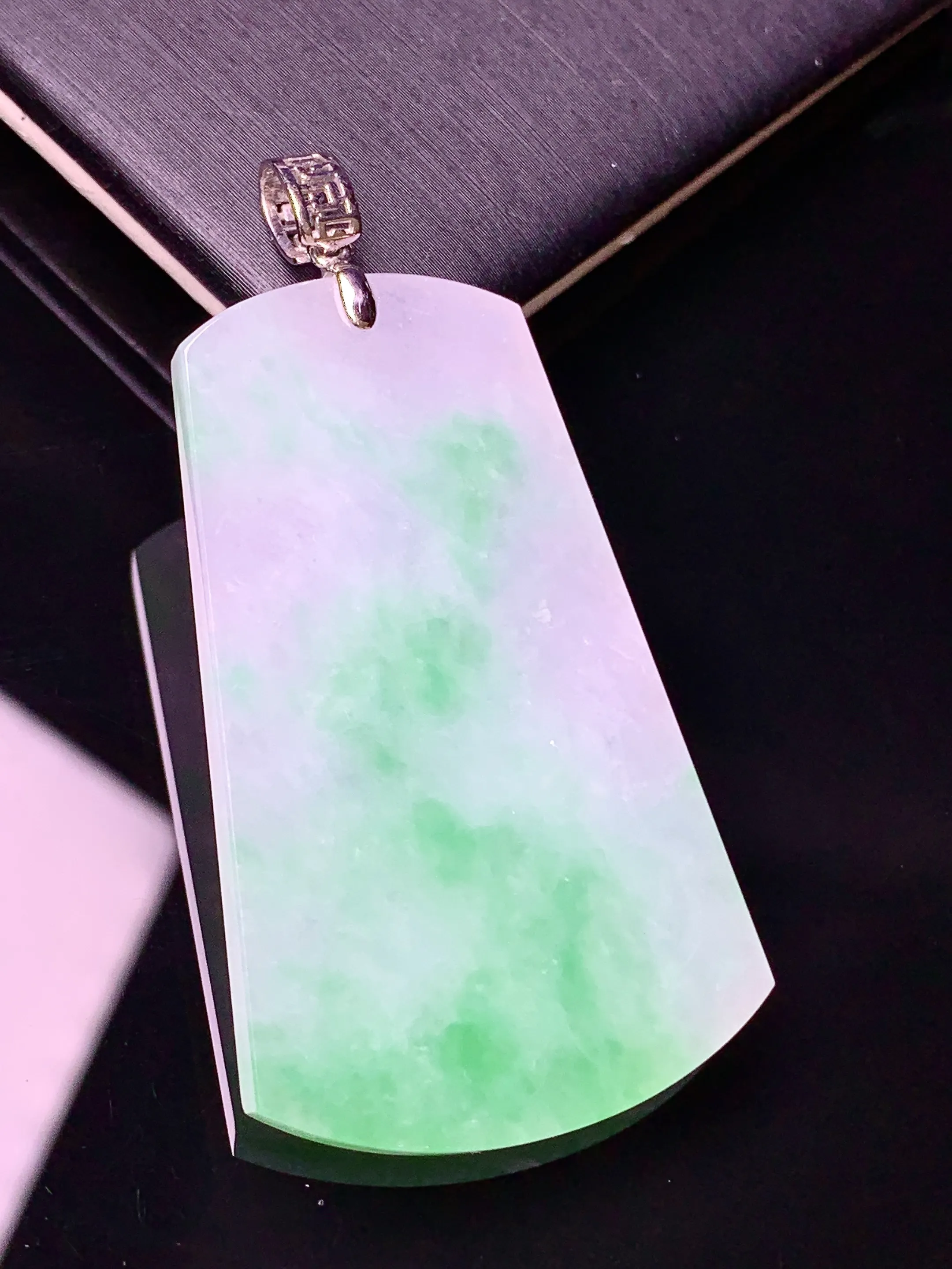 18k金镶嵌飘绿无事牌吊坠 玉质细腻 水润亮眼 色泽艳丽 整体尺寸51.6*26.6*3.2