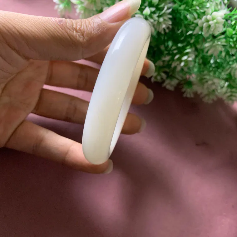 59圈口和田玉冰白色羊脂白宽条手镯【挽间柔情】，镯型古朴典雅。在诗情画意的雨巷相遇，你是我腕间的一抹