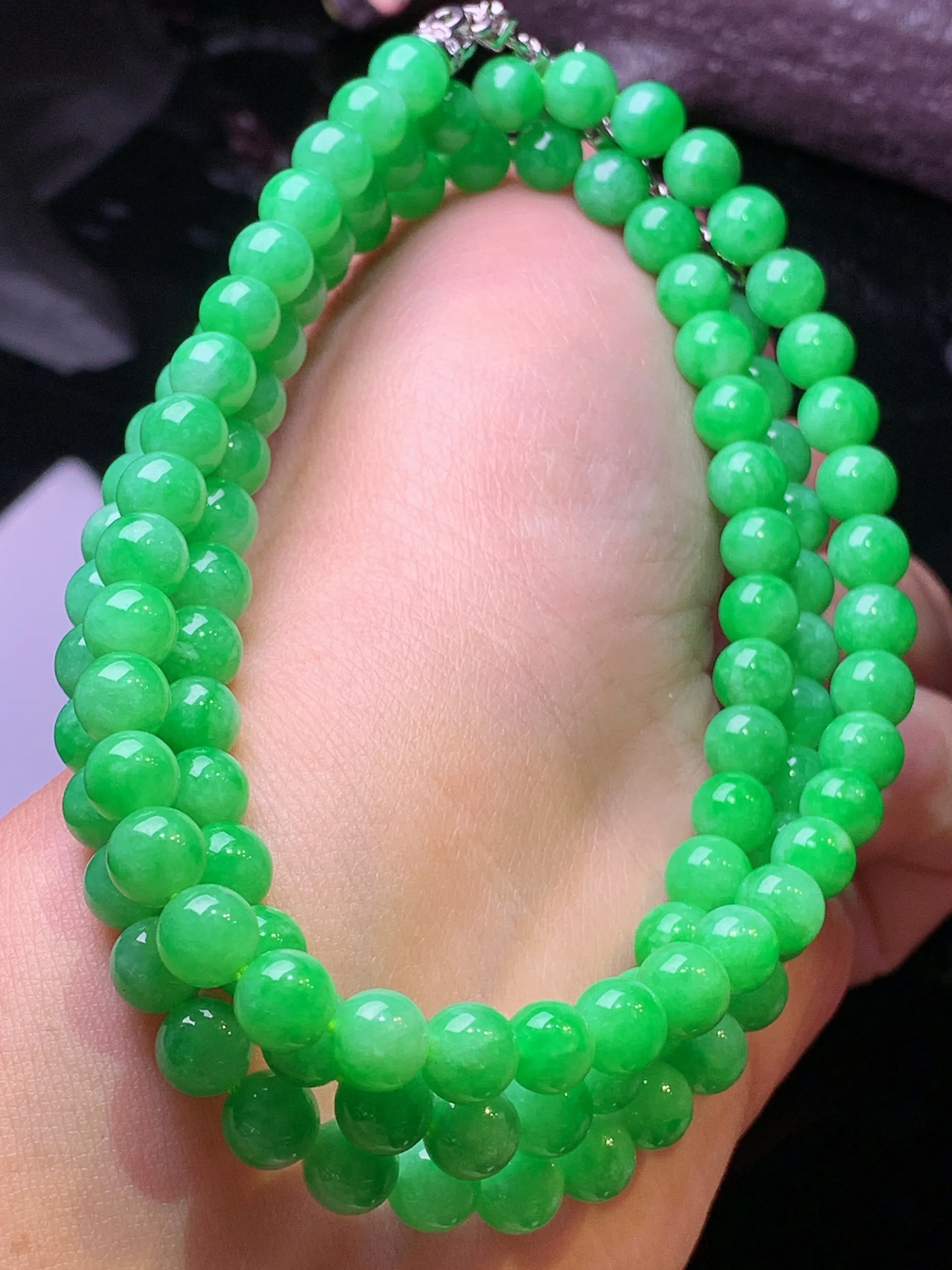 果绿圆珠项链 玉质细腻 水润亮眼 色泽艳丽 整体尺寸6