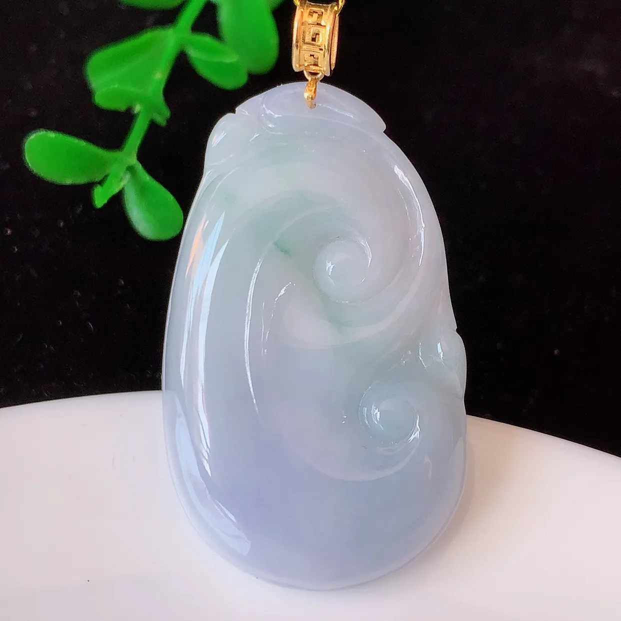 18K金镶嵌紫罗兰飘花翡翠如意吊坠，简单的镶嵌设计、让玉坠百搭又精致，寓意着吉祥，事事如意！#35.7整44.5裸石38.5*23*5.6