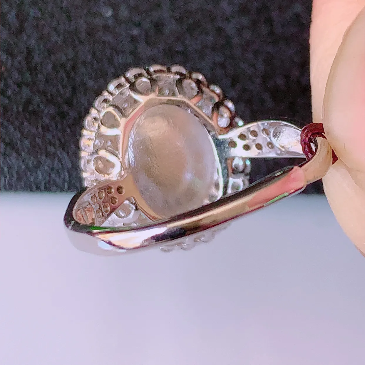 冰透满绿翡翠925银镶嵌戒指，自然光实拍，翠色灵动，颜色漂亮，种老水足，品相佳，佩戴佳品！#97.7（圈口可调大小）整体26*17*7.5裸石10*8