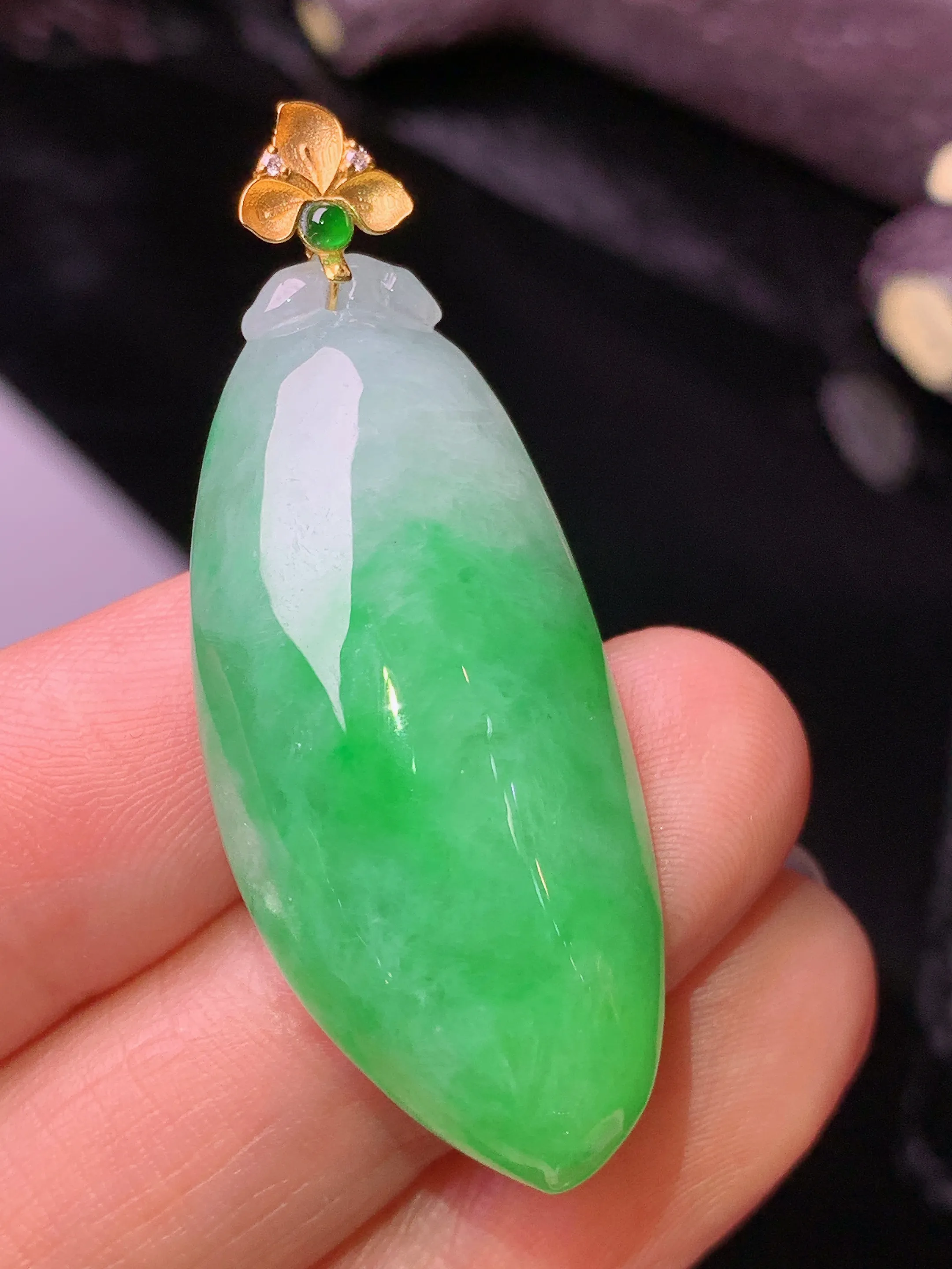 18k金镶嵌翠绿福瓜吊坠 玉质细腻 水润亮眼 色泽艳丽 整体尺寸43.5*17*9.2