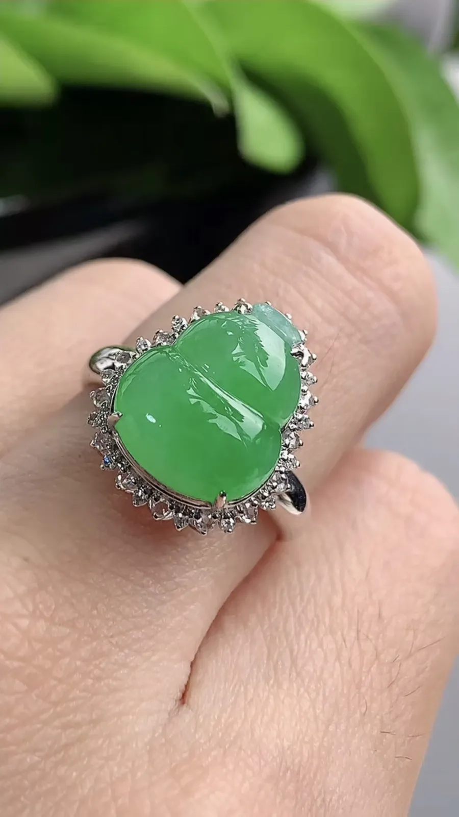 a货翡翠老坑冰种18K金伴钻镶嵌甜绿葫芦戒指 圈口17.4裸石尺寸12.3×10.7mm 重量3.2