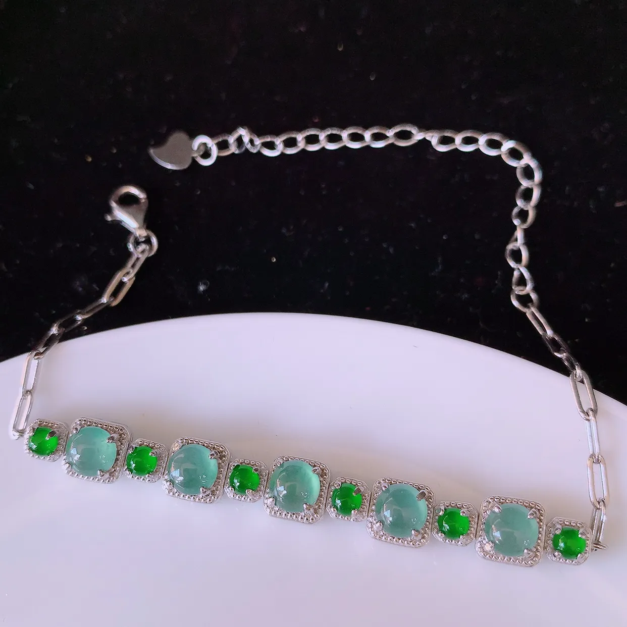 冰透满绿翡翠925银镶嵌手链，自然光实拍，翠色灵动，颜色漂亮，种老水足，品相佳，佩戴佳品！#97.7