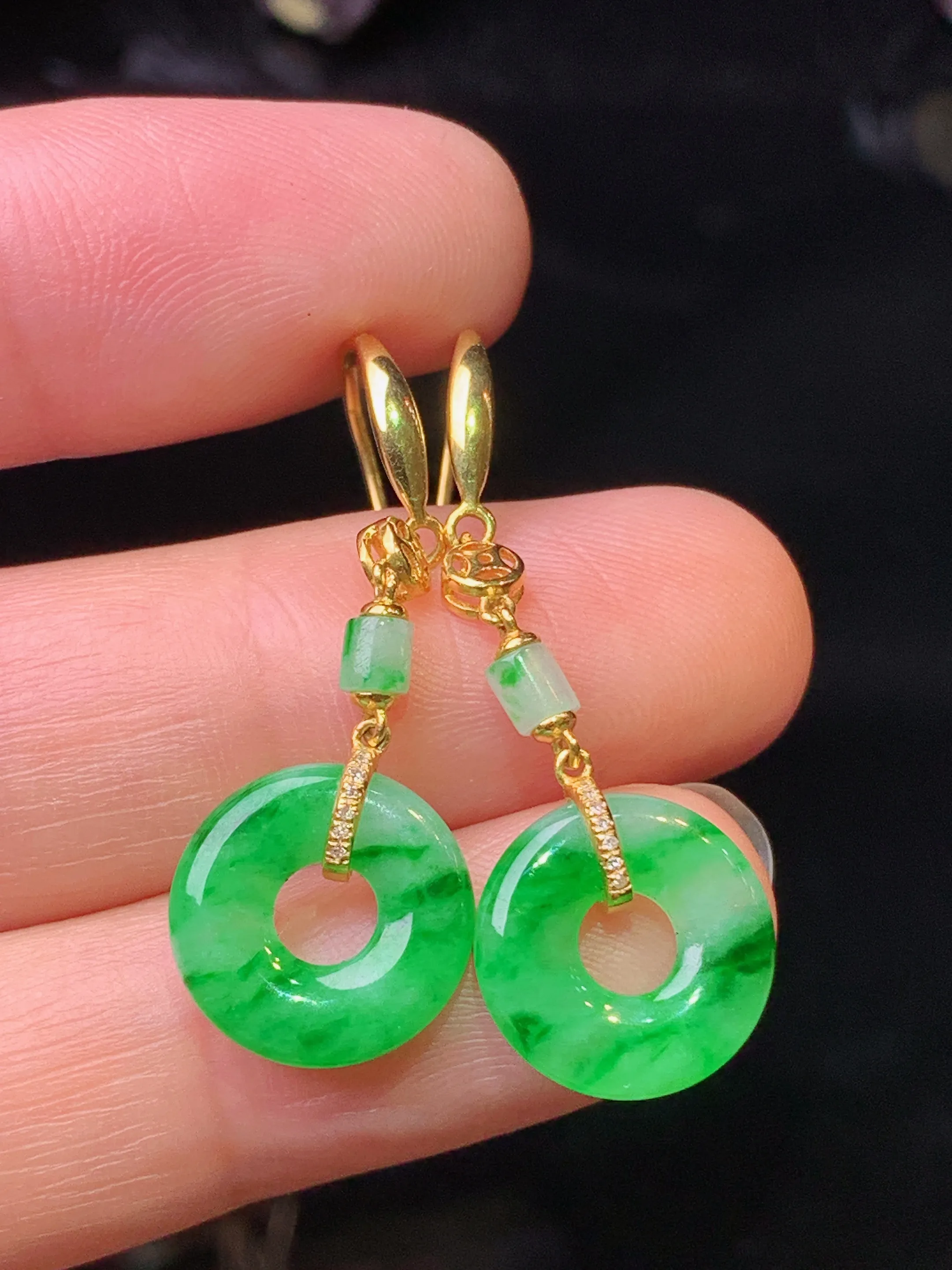 18k金钻镶嵌飘绿平安环耳坠 玉质细腻 水润亮眼 色泽艳丽 整体尺寸36.5*12*2.8