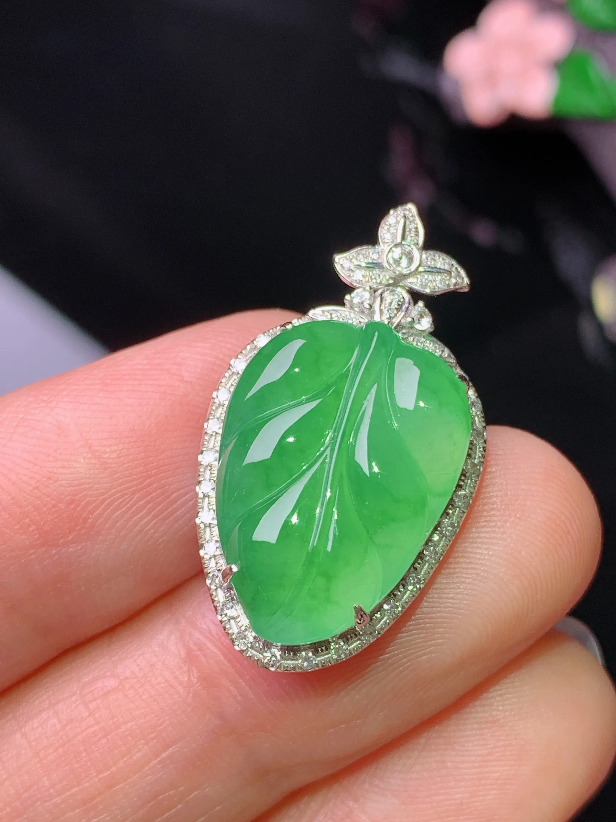 18k金钻镶嵌翠绿树叶吊坠 玉质细腻 水润亮眼 色泽艳丽 整体尺寸27.7*15.5*6.8