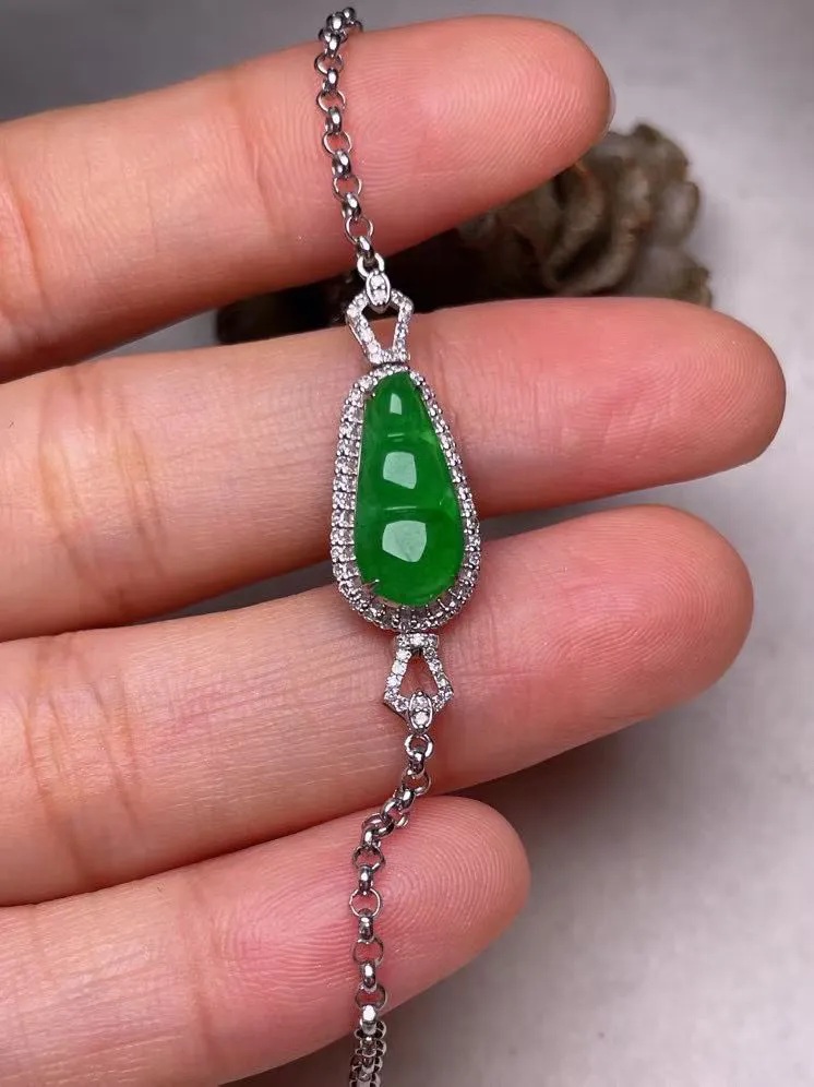 冰种阳绿福豆手链、真金真钻镶嵌，种水好，玉质细腻 .裸石尺寸 14.0*6.5.