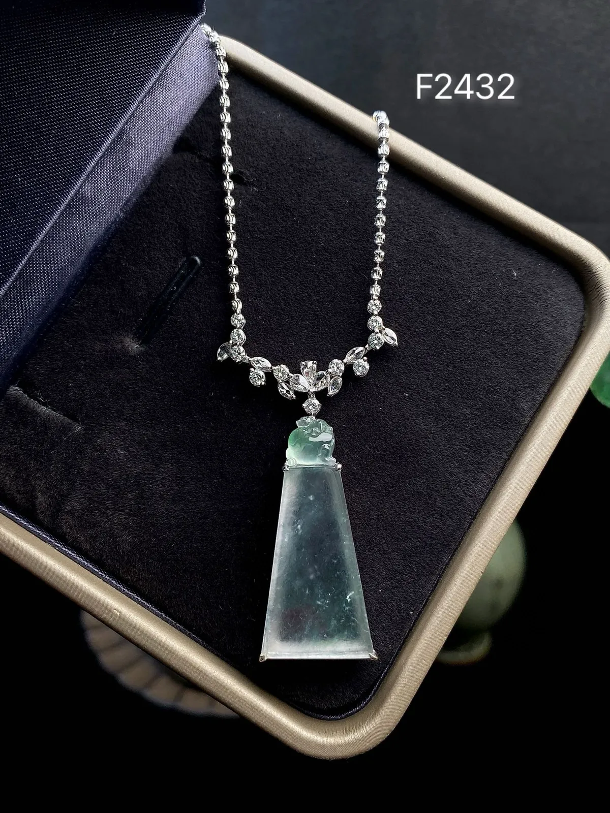 【冰种无事柱】精品，种水上乘，通透闪亮，晶莹剔透。18K金钻镶嵌，裸石尺寸29.5*13.6*3.3