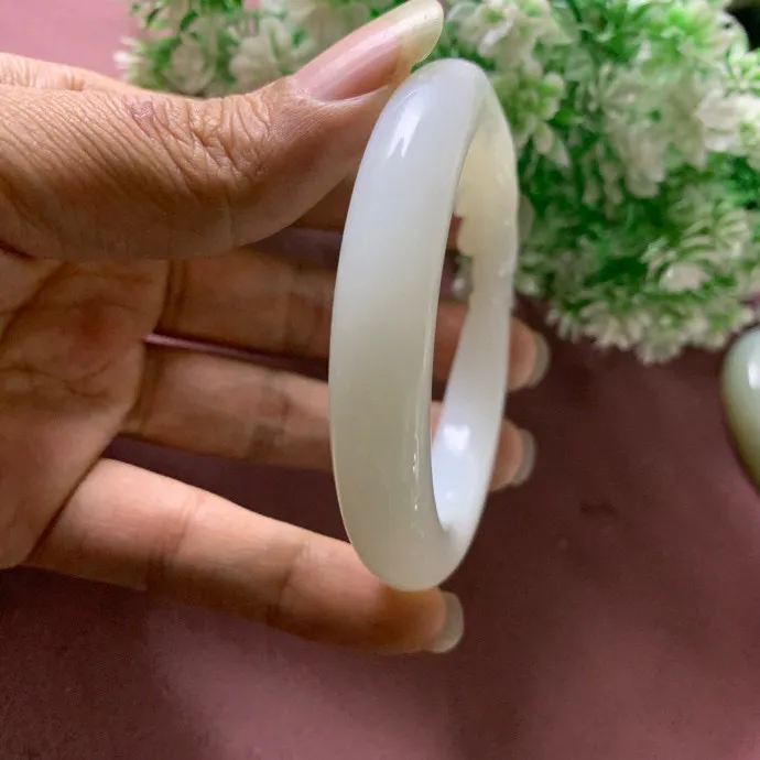 55.5圈口和田玉羊脂白雕花手镯，无裂无杂无结构无水线，精品白玉手镯，【挽间柔情】，镯型古朴典雅。在诗情画意的雨巷相遇，你是我腕间的一抹风情，有你眸有深情.清风荡漾湖间静水，我愿俯身低眉，在烟波涟漪处寻你