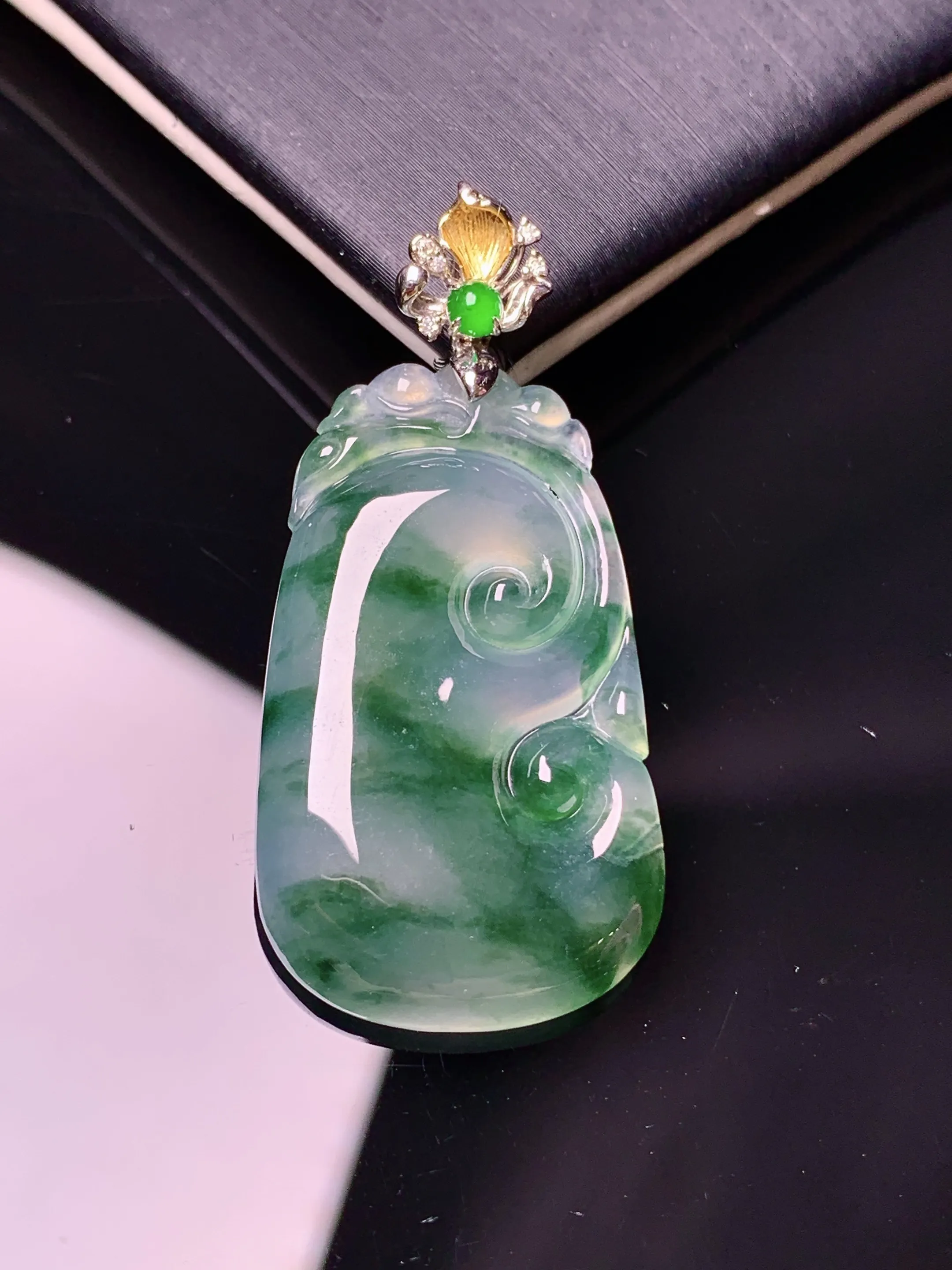 18k金钻镶嵌飘绿如意吊坠 玉质细腻 水润亮眼 色泽艳丽 整体尺寸41.8*20*4.3