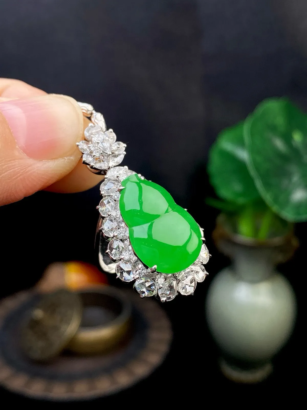 【冰种满绿葫芦吊坠】种水色俱全，冰透闪亮，通透感饱满度很好，18k金钻豪华镶嵌，裸石尺寸15.8*11.2*3.4毫米