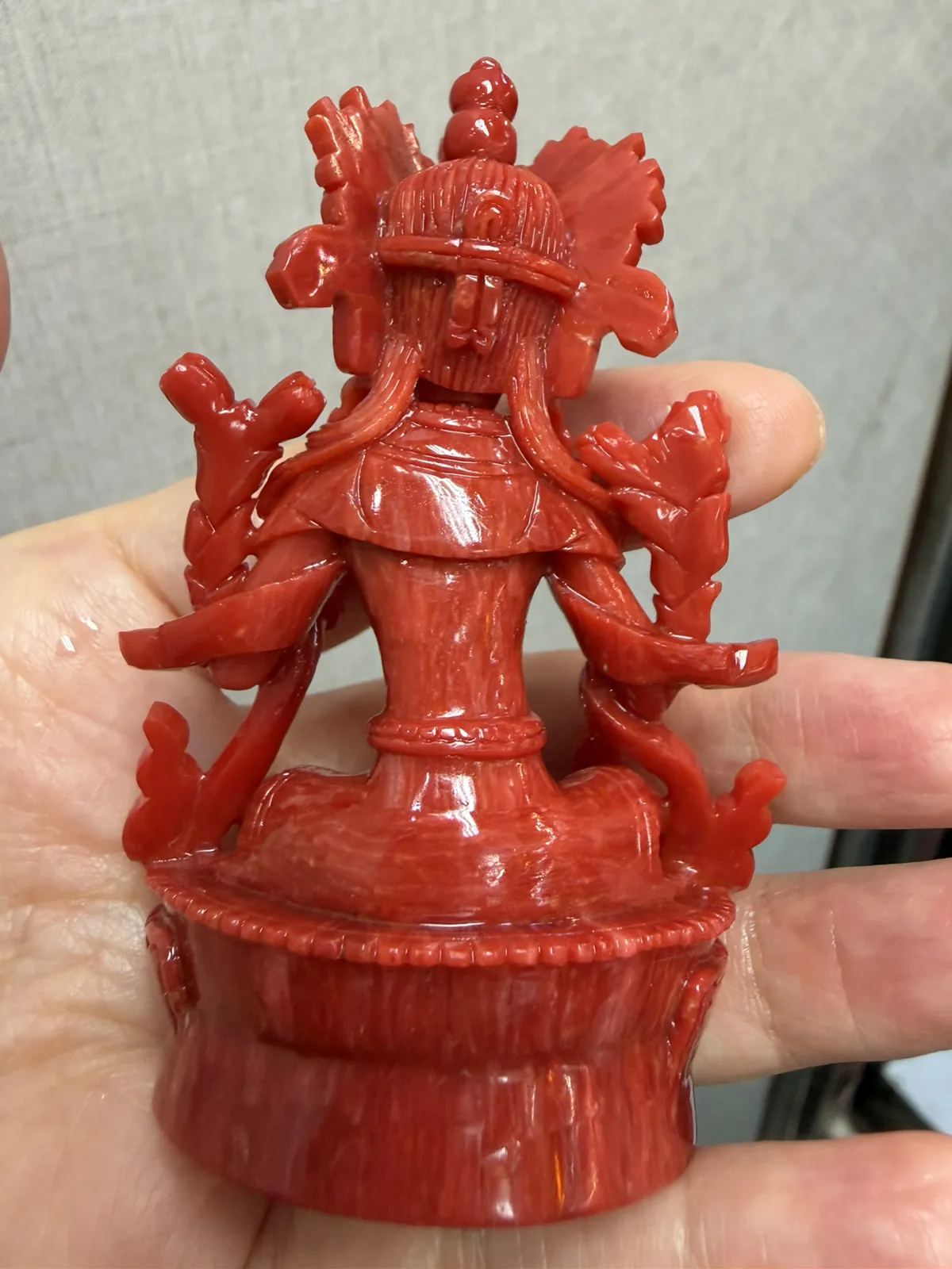 【天然红珊瑚拼接绿镀母小佛摆件】意大利产地，沙丁珊瑚料，深红颜色，釆用台湾拼接手工工艺，精雕细镂，底部有开孔可藏经文，手工工序复杂，高约83.3mm，宽约51mm，厚39.6mm，重量75.67克。天然绿松石点缀！可手持红珊瑚沙丁大枝拼接绿镀母。收藏供奉价值高！