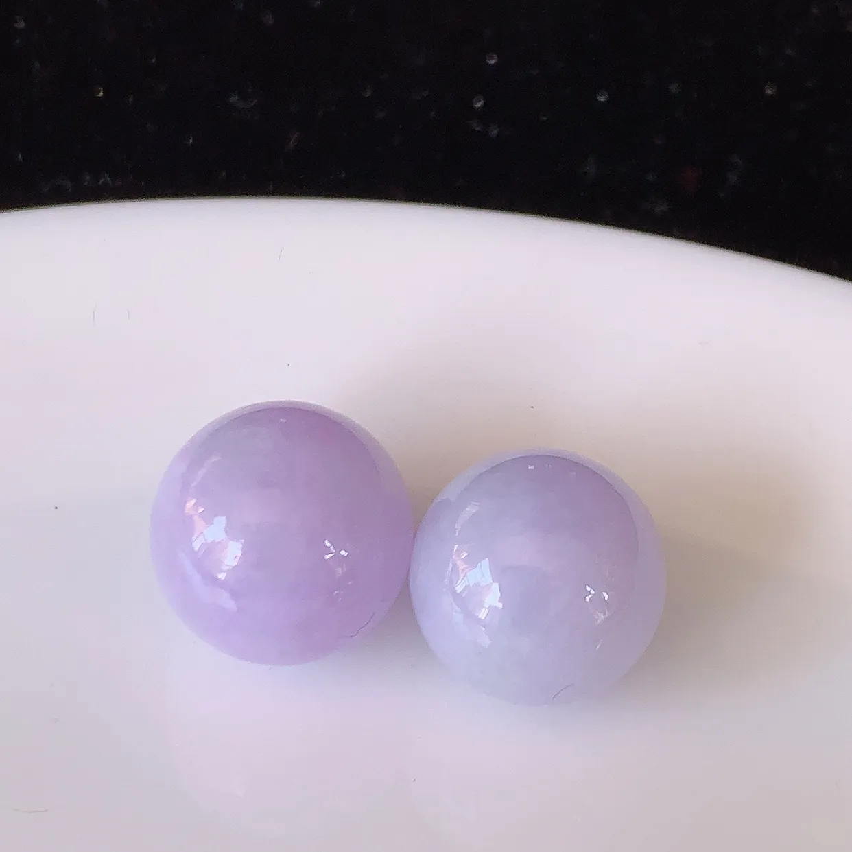 自然光实拍，紫罗兰翡翠一对圆珠，转运珠吊坠，寓意“时来运转，财源滚滚” 寓意佳，荧光灼灼，转运珠佩戴时尚优雅！#05.7尺寸11.2