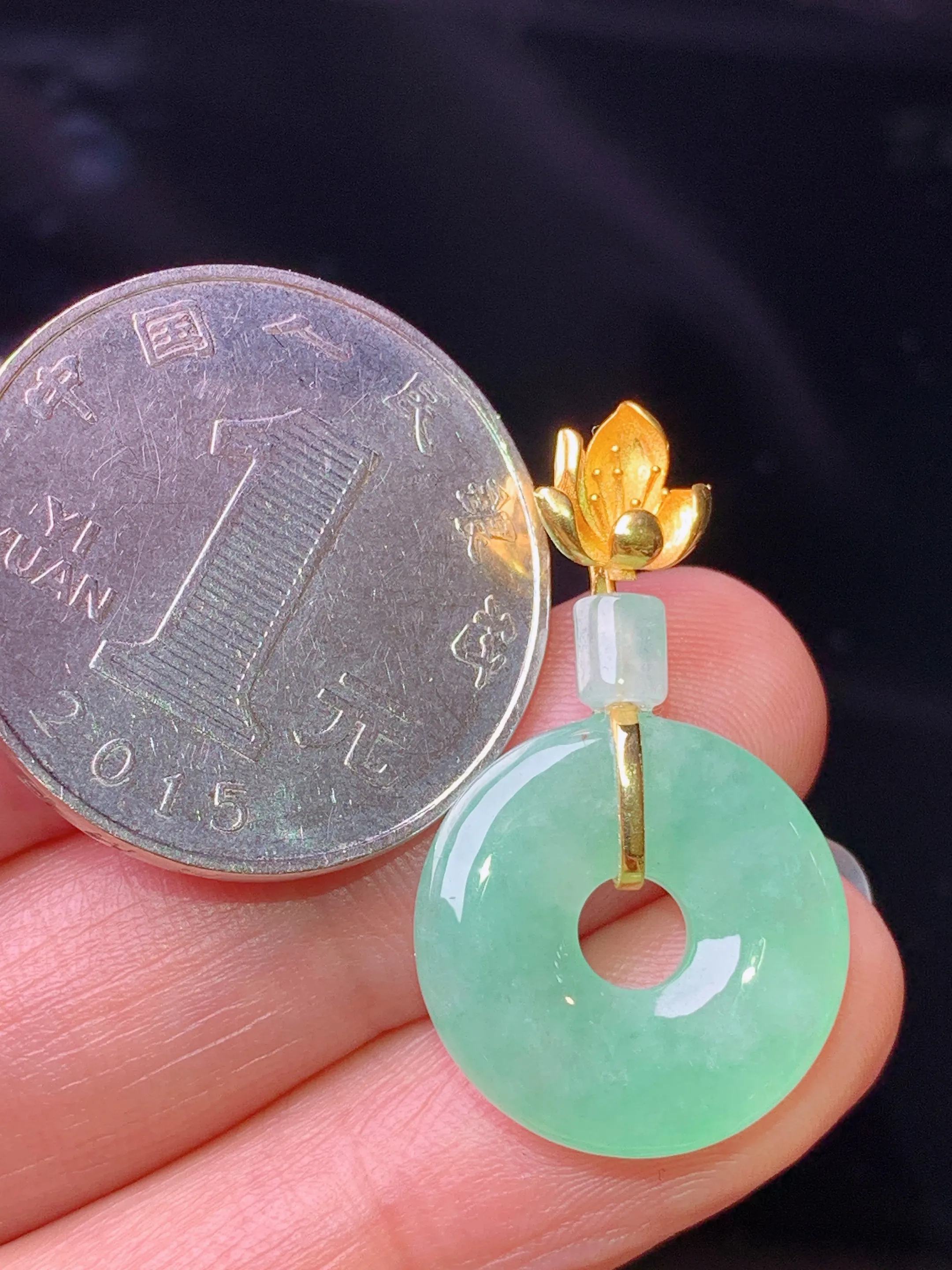 18k金镶嵌翠绿平安环吊坠 玉质细腻 水润亮眼 色泽艳丽 整体尺寸29.8*17.2*4