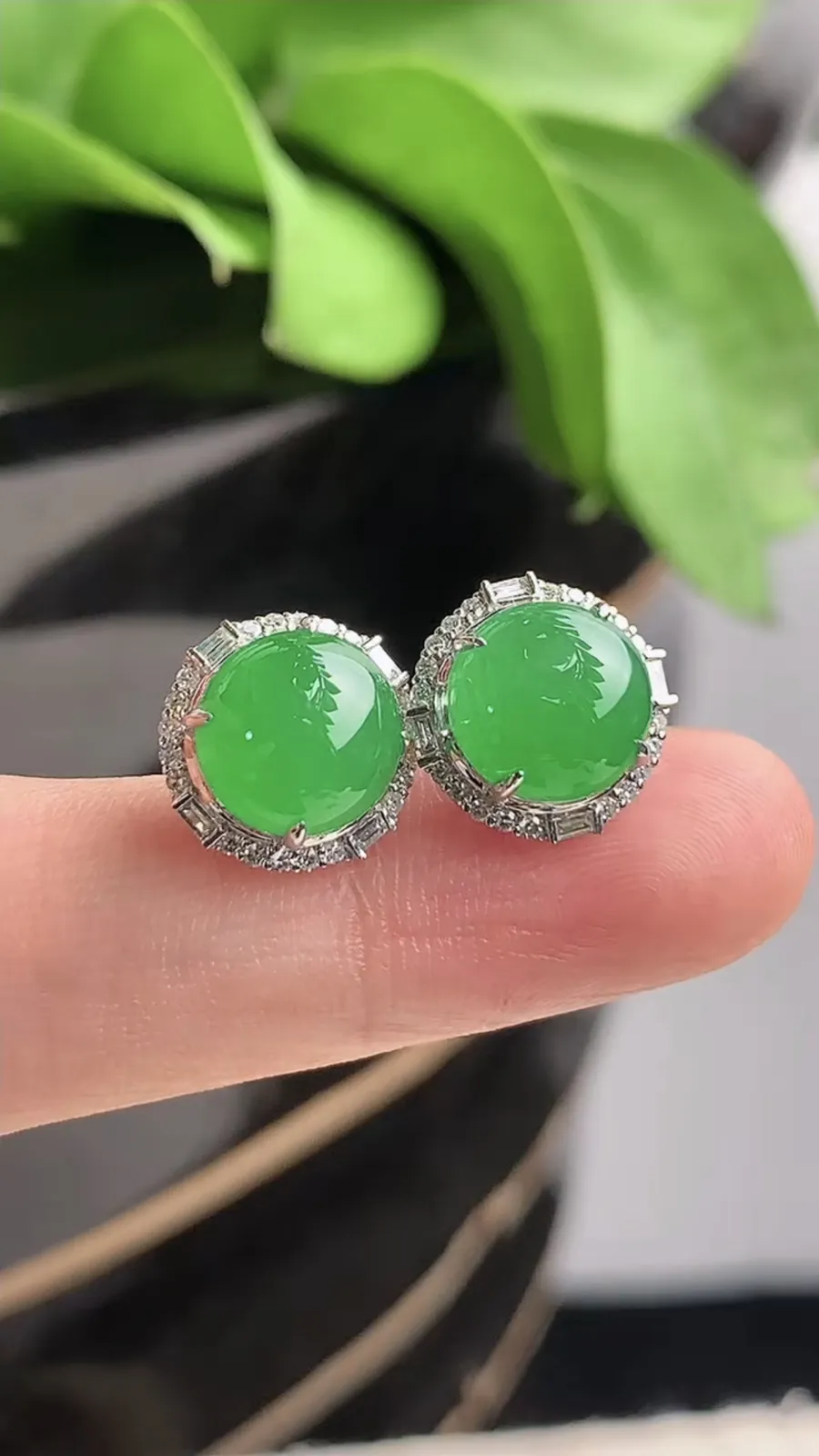 a货翡翠老坑冰种18K金伴钻镶嵌阳绿蛋面耳钉 尺寸8.2mm 重量3.15g 1208