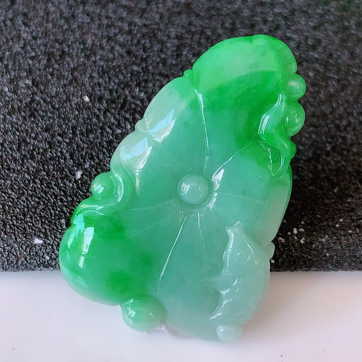 自然光实拍，冰润飘绿翡翠荷叶鱼、和和美美玉坠，财源广进，自然隐逸、荷本是素不着尘之物，有和美之寓意。#05.7