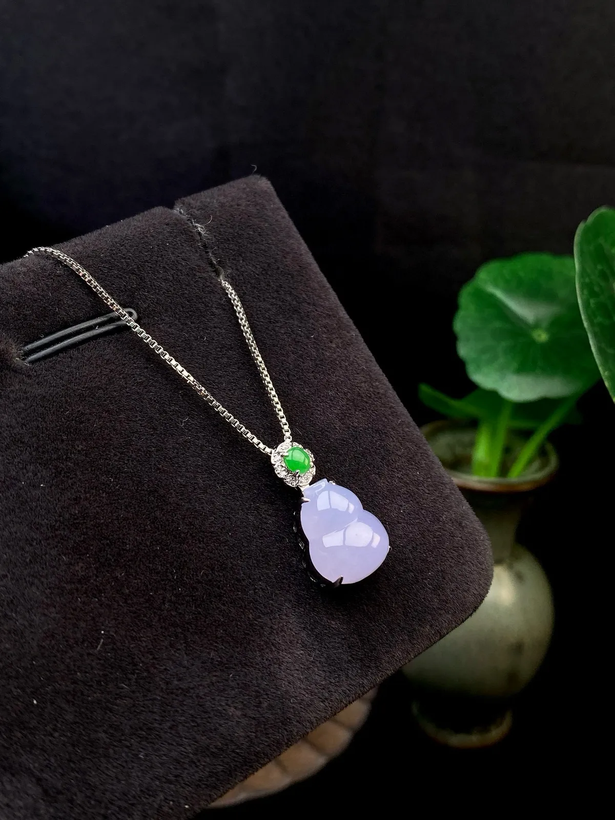 【冰种紫葫芦吊坠】质地细腻，冰透纯净，唯美漂亮，珍藏品质，18K金钻镶嵌，裸石尺寸11.7*9.8*4.8毫米，佩戴很漂亮。