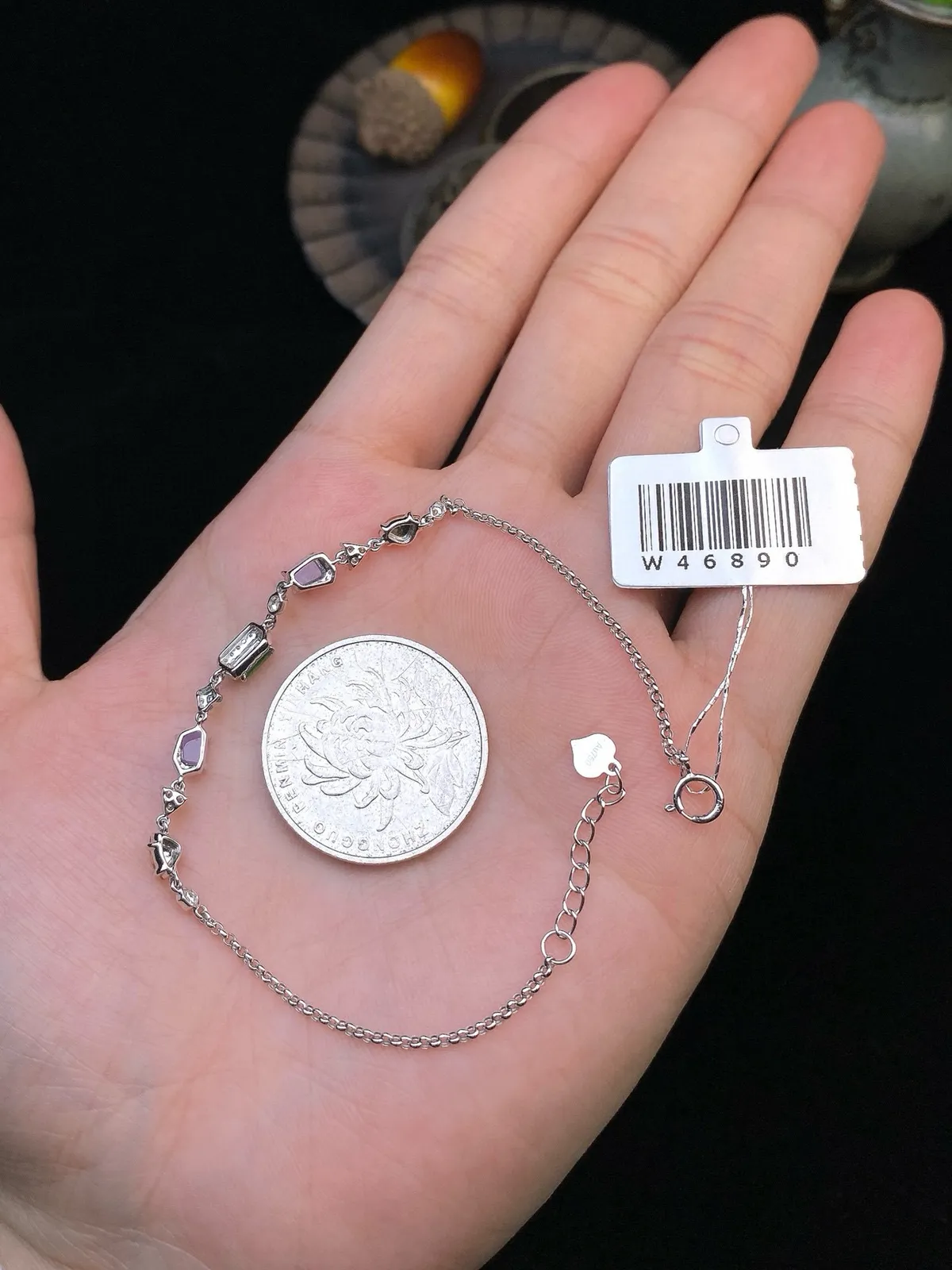 【冰种绿方无事牌镶嵌手链】颗颗冰透，饱满圆润，光泽闪耀，流行款，18K金搭配，裸石尺寸5*2.8*2.6毫米，总长185