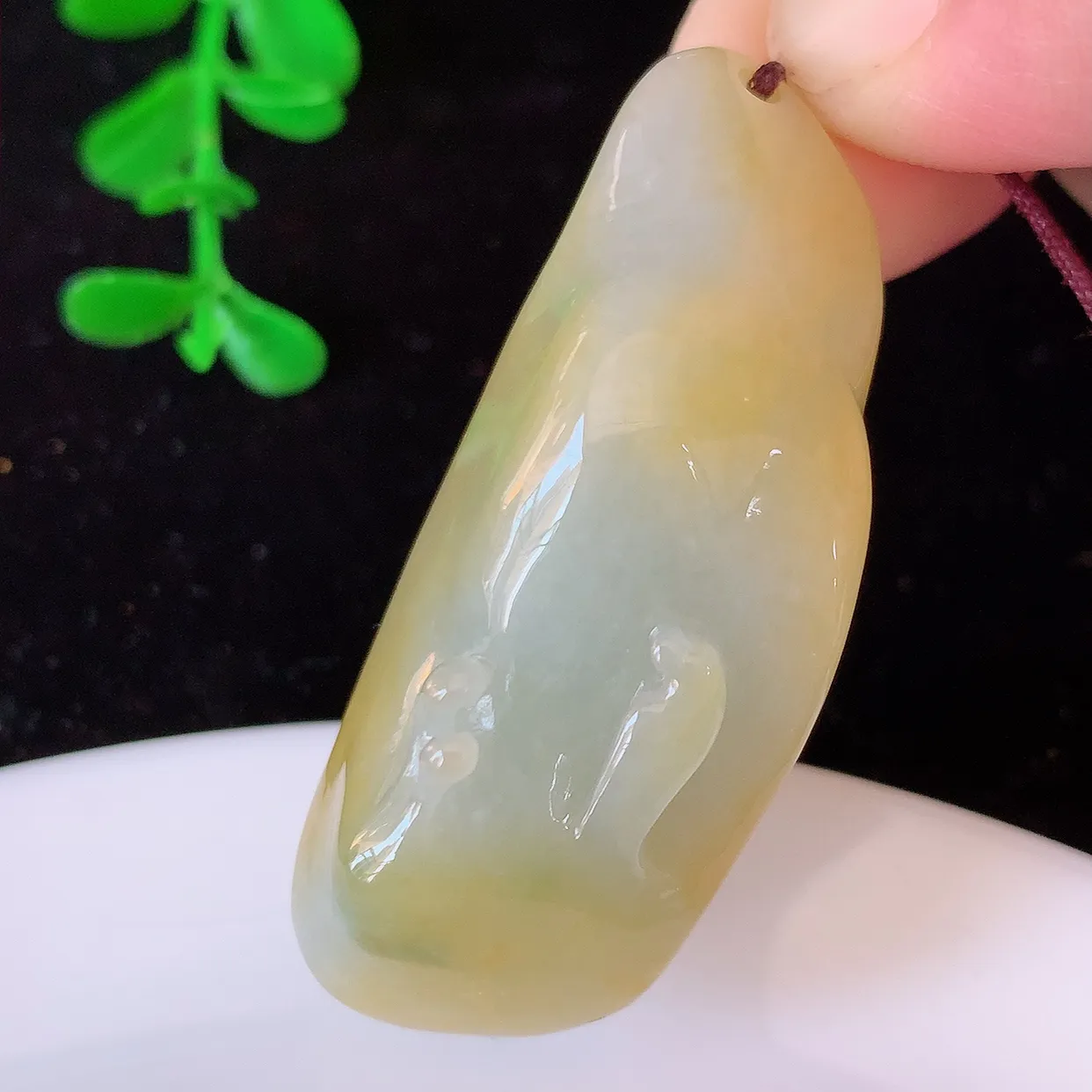 自然光实拍，特色黄翡翡翠悟道吊坠。悟道寓意“祥和，安宁，吉祥，幸福”，质地相当细腻，意境化设计雕刻，取道法自然、天人合一之意，很有意思的一件精品悟道，推荐入手，个性之选。#60.7