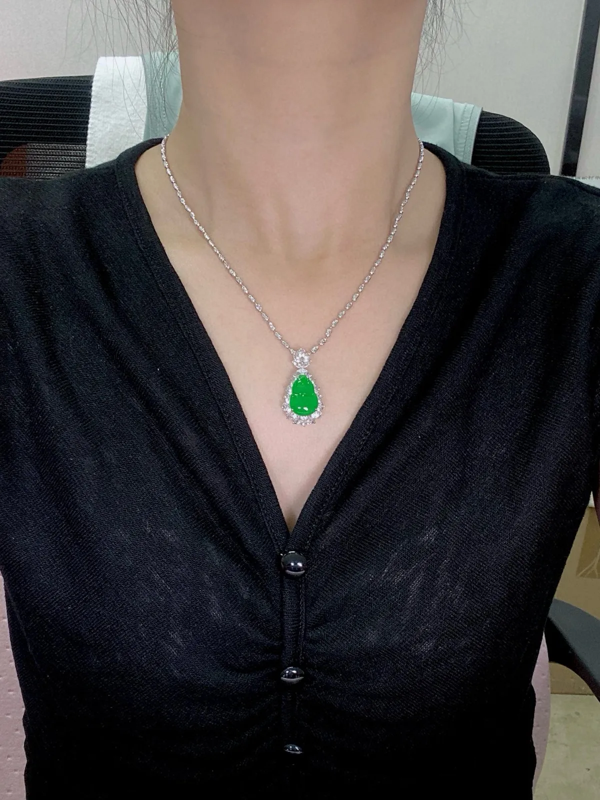 【冰种满绿葫芦吊坠】种水色俱全，冰透闪亮，通透感饱满度很好，18k金钻豪华镶嵌，裸石尺寸15.8*11.2*3.4毫米