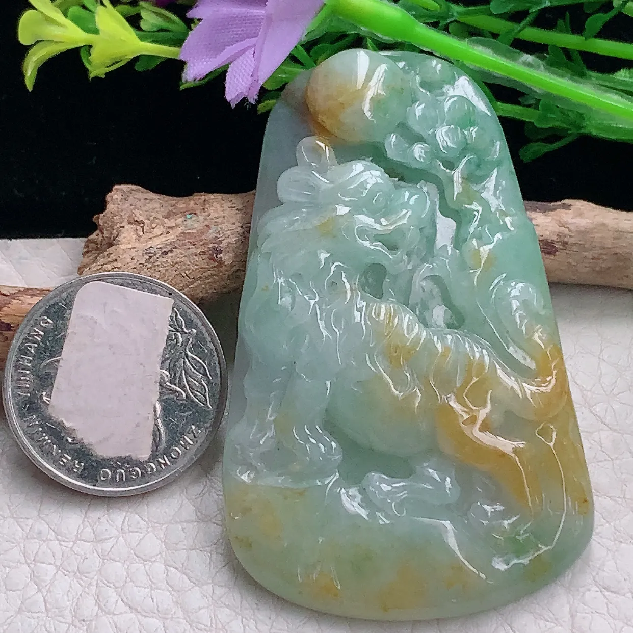 zen自然光66*40*9.8缅甸翡翠a货三彩上山虎 生肖虎玉吊坠 玉挂件