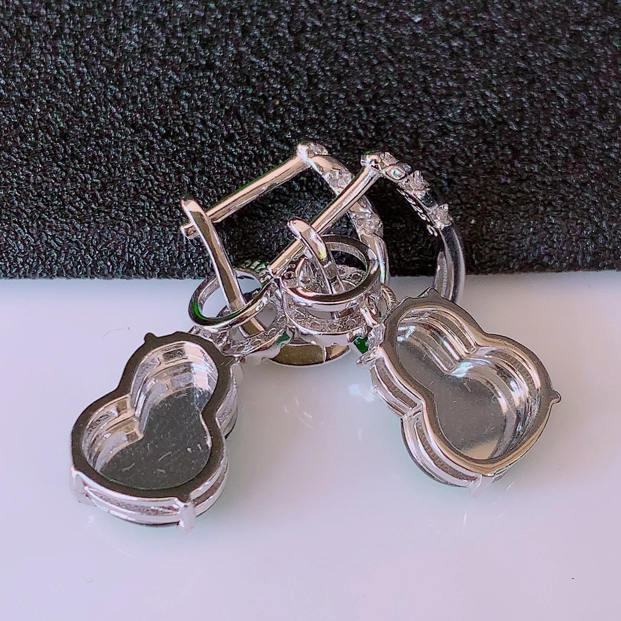 冰透满绿翡翠925银镶嵌葫芦耳坠，自然光实拍，翠色灵动，颜色漂亮，种老水足，品相佳，佩戴佳品！#97.7整体29*9.5*5裸石12-9.5